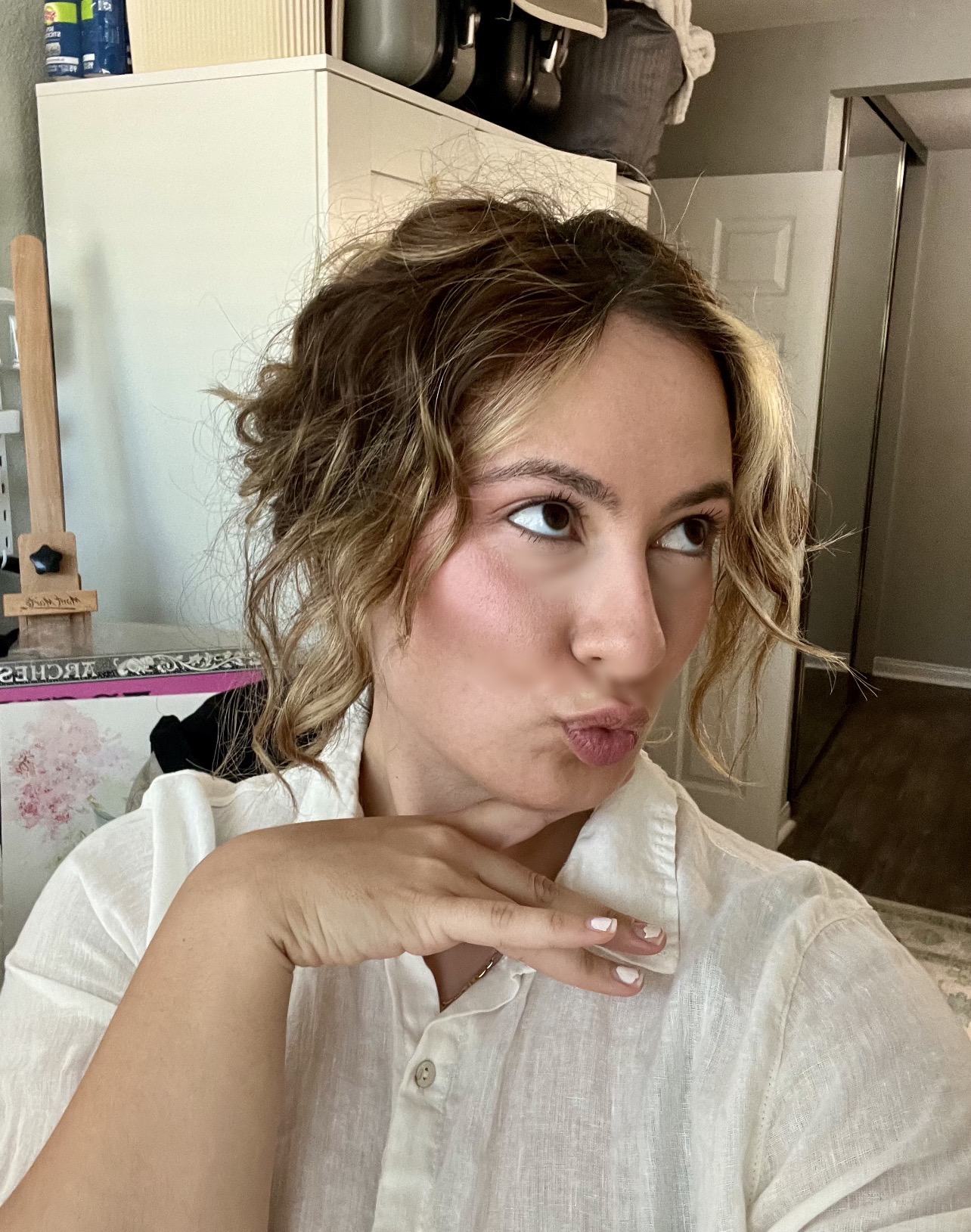 Mona, behind-the-scenes candid